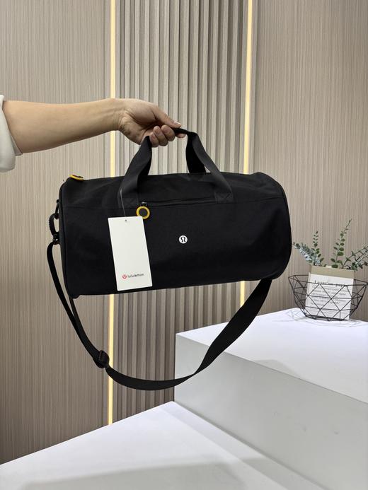 点此购买 lulu露露大容量轻便手提式圆桶旅行包 LL 311437 商品图5