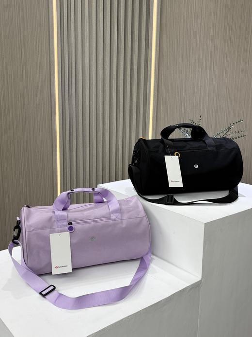 点此购买 lulu露露大容量轻便手提式圆桶旅行包 LL 311437 商品图0