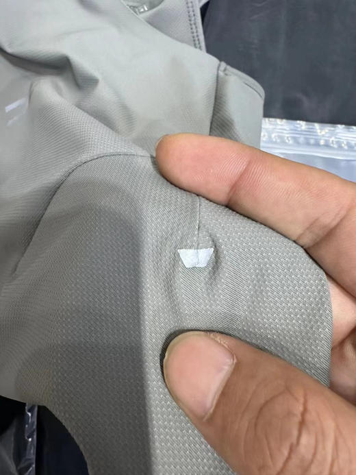 正品昂跑 performanre-t 跑步T恤

S M L XL XXL 保真 ，黑灰双色 

所有接缝压胶工艺 提升舒适感 

drytec技术 吸湿排汗 商品图6