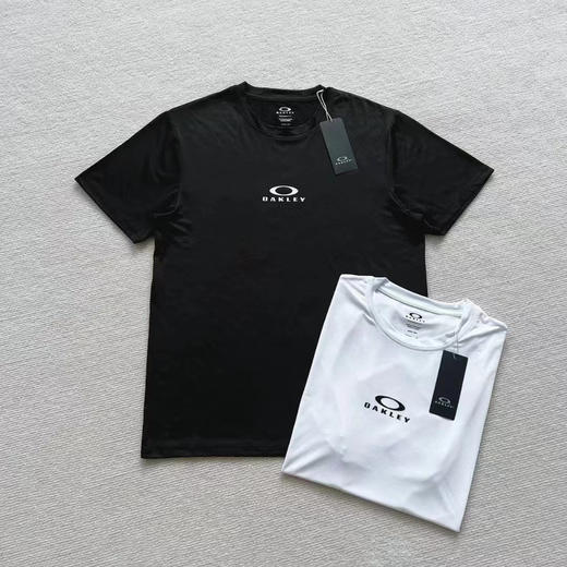 正品奥克利轻薄款速干体恤，弹力面料胸前小硅胶Logo印花蛮低调克制的设计 平时打球或者日常穿搭都可以性价比完全 OK 

颜色:黑色白色尺码:MLXL XXL 商品图0