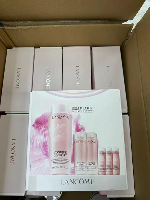 兰蔻大粉水礼盒
400ml+125ml*2+50mlx3
合计800ml(相当于2瓶的量） 商品图3