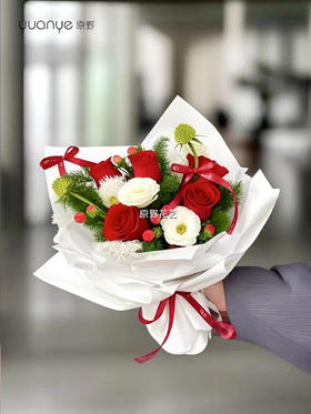 【红玫瑰诉爱，红豆寄相思】红玫瑰红豆混搭精致小花束