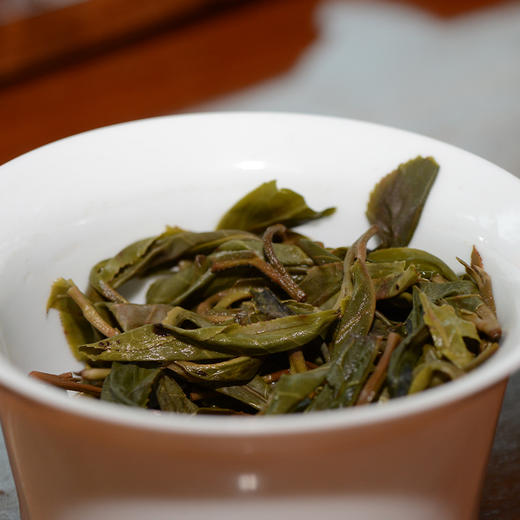 【预售8折，买7送1】2026《薄荷塘乔木》春茶生茶 357克*1饼 商品图2