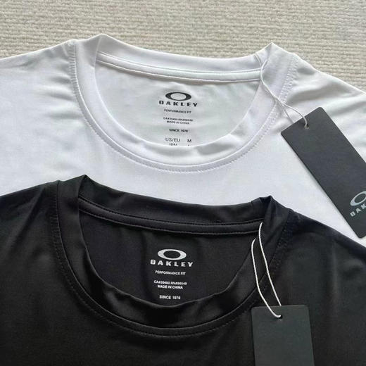 正品奥克利轻薄款速干体恤，弹力面料胸前小硅胶Logo印花蛮低调克制的设计 平时打球或者日常穿搭都可以性价比完全 OK 

颜色:黑色白色尺码:MLXL XXL 商品图7