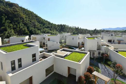 ★老友聚★￥499起/人-连住2晚！【长兴花间堂·沂水】，住享织晖高级房+2早2正+免费棋牌！择水而居、与竹相伴，住在山间的“圣托里尼”，躺进桃花源，宠物友好~有效期至2025年12月29日 商品图1