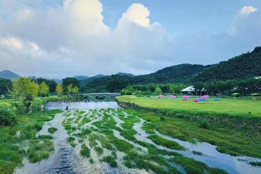 ★老友聚★￥499起/人-连住2晚！【长兴花间堂·沂水】，住享织晖高级房+2早2正+免费棋牌！择水而居、与竹相伴，住在山间的“圣托里尼”，躺进桃花源，宠物友好~有效期至2025年12月29日 商品图2