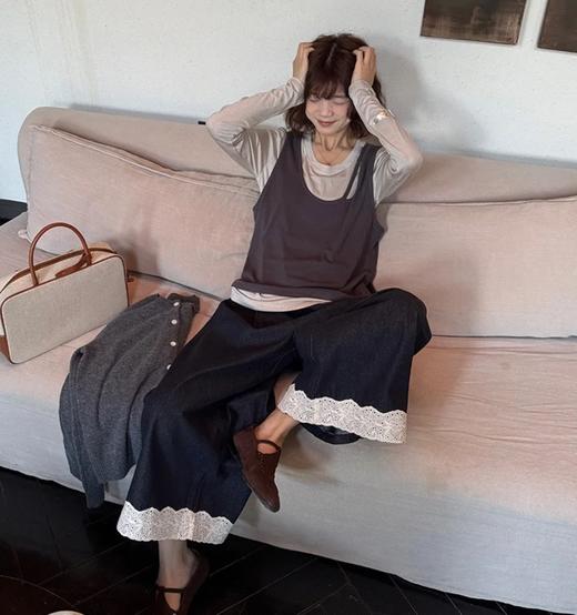 老米优品🎈3-5天！韩代同款《复古单宁色 设计款蕾丝边阔腿牛仔裤》复古系不费力穿搭单品，不经意间的精致。K250311A  下架 商品图0