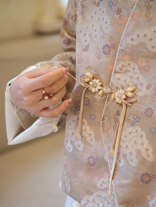 盛唐牡丹 |松柏纹宋锦交叉襟外套(限量款-售完不补) 商品图3