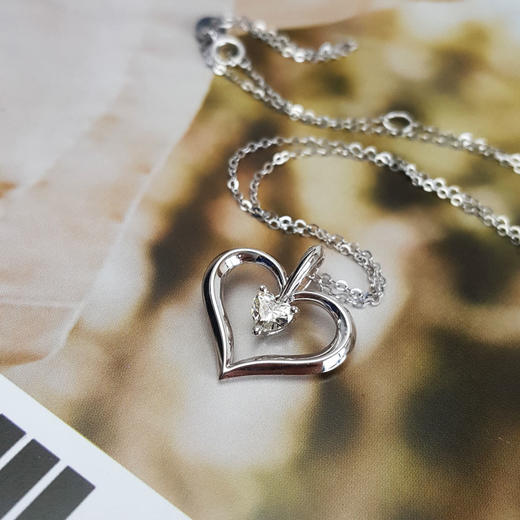 【天然正品】周大福（CTF）AU750白金时尚经典0.22ct心型钻石吊坠项链吊坠：17.7*16.7*6.0MM（皆取最大值）女士现售价：2680！050325NJS50 商品图4