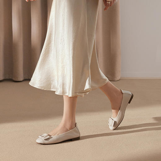 千百度真皮蝴蝶结扣式平底鞋女小香风晚晚浅口单鞋A25125056 商品图4