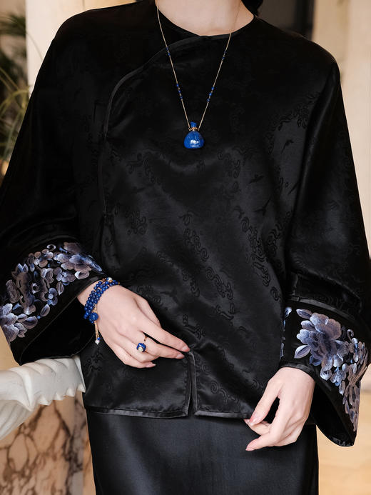 盛唐牡丹 |丝毛三蓝手推绣挽袖上衣-黑色(限量款-售完不补) 商品图2