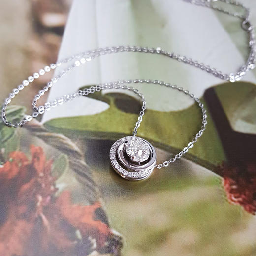 【天然正品】周大福（ENZO）AU750白金时尚经典0.30克拉钻石吊坠项链吊坠：10.3*11.1*7.4MM（皆取最大值）F-G -VS女士现售价：3380！270225TJ27 商品图4