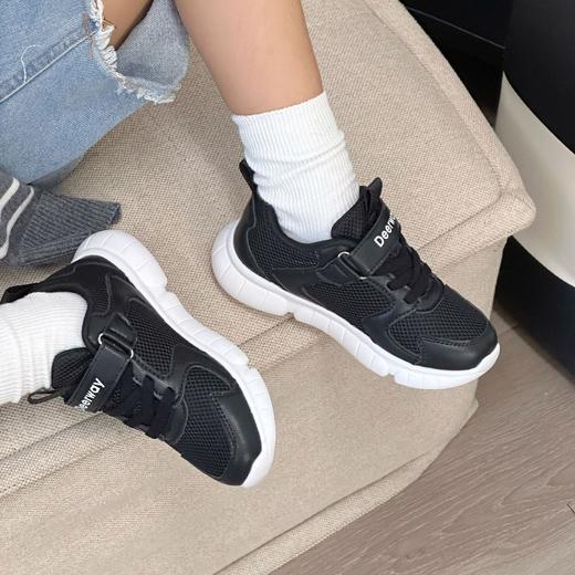 【舒适鞋服丨德尔惠 儿童春季鞋子】鞋底柔软弹性好，上脚透气不闷，整个鞋子都是轻量设计，上脚没有负担感，1/3处科学弯折，后跟加固设计，走路跑步不易累脚，日常出行，上学上体育课都能穿 商品图7