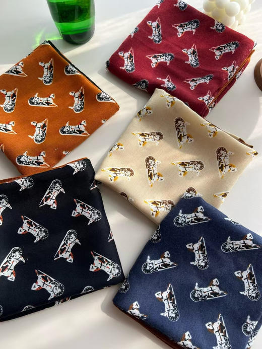 外贸大牌同款配色｜复古控必入的羊毛小方巾！
真丝+澳州水溶羊毛混纺｜软糯到像陷入到云朵里！
五个色，尺寸 70×70 商品图2