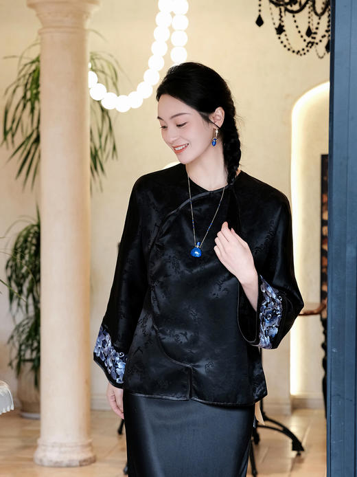盛唐牡丹 |丝毛三蓝手推绣挽袖上衣-黑色(限量款-售完不补) 商品图1