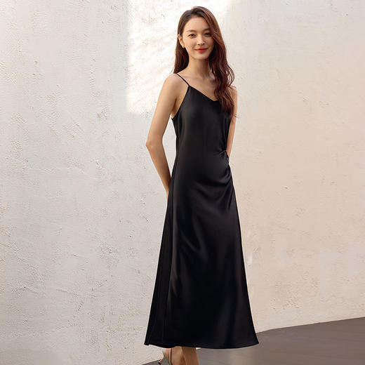 玳莎修身V领吊带裙2025年春季新款气质收腰显瘦打褶设计感小黑裙  FA35001 商品图1