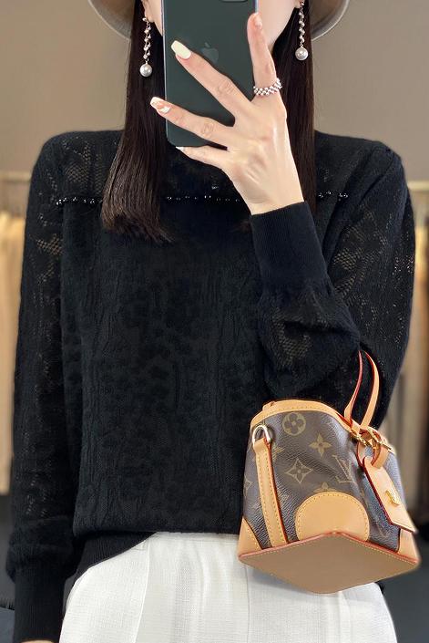 💥太美啦！【羊毛混纺提花打底衫】，💞精纺羊毛面料，优雅迷人又高级~ ✅百搭的基础款，可以中和任何色彩 ✅手感细腻滑糯，💥整个空间弥漫着柔和的温度  商品图4