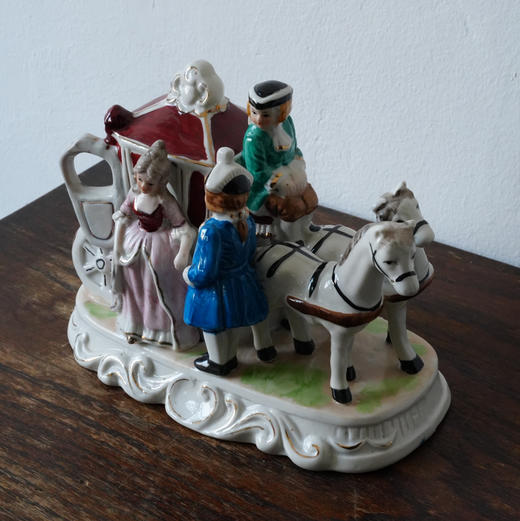 欧洲中古宫廷瓷偶马车 商品图1