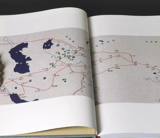 “胡汉中国与外来文明”丛书：《交流卷：绵亘万里长》《艺术卷：拂菻花乱彩》《胡佣卷：绿眼紫髯胡》《民族卷：胡马度阴山》《宗教卷：番僧入华来》，16开，精装，葛承雍著，三联书店2019年一版一印 商品图3