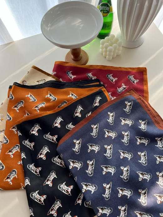 外贸大牌同款配色｜复古控必入的羊毛小方巾！
真丝+澳州水溶羊毛混纺｜软糯到像陷入到云朵里！
五个色，尺寸 70×70 商品图1