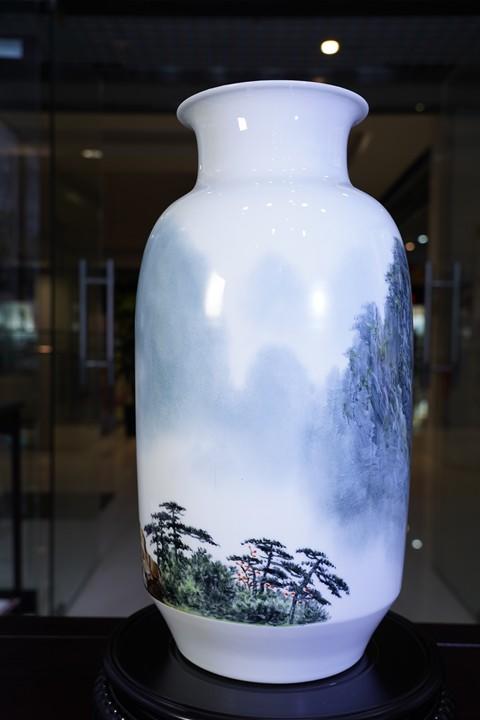 新彩《黄山烟云》赏瓶 商品图0