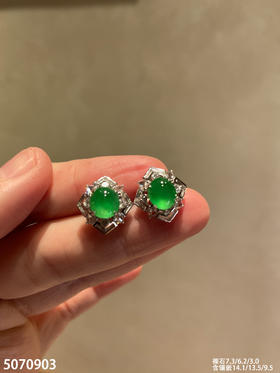 5070903 ，蛋面耳钉。具体价格微信咨询
