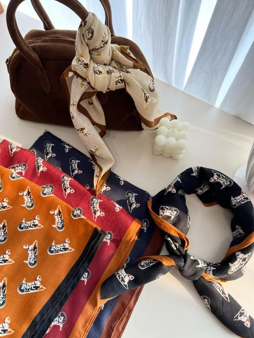 外贸大牌同款配色｜复古控必入的羊毛小方巾！
真丝+澳州水溶羊毛混纺｜软糯到像陷入到云朵里！
五个色，尺寸 70×70 商品图0