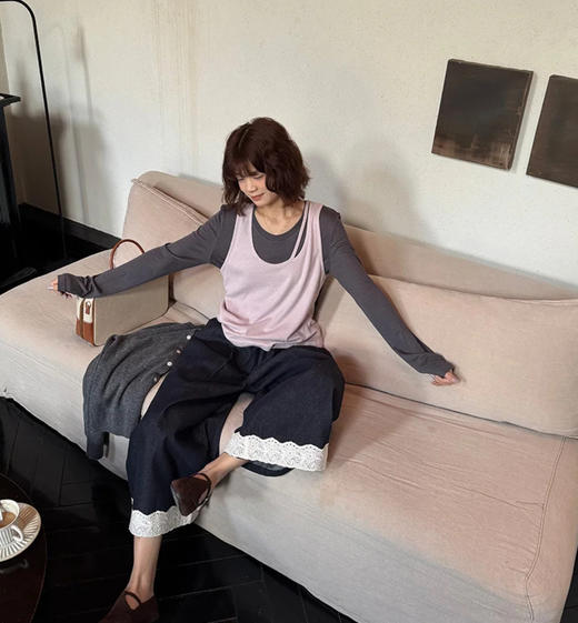 老米优品🎈3-5天！韩代同款《复古单宁色 设计款蕾丝边阔腿牛仔裤》复古系不费力穿搭单品，不经意间的精致。K250311A  下架 商品图1