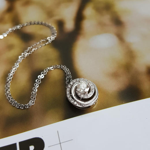 【天然正品】周大福（ENZO）AU750白金时尚经典0.30克拉钻石吊坠项链吊坠：10.3*11.1*7.4MM（皆取最大值）F-G -VS女士现售价：3380！270225TJ27 商品图3