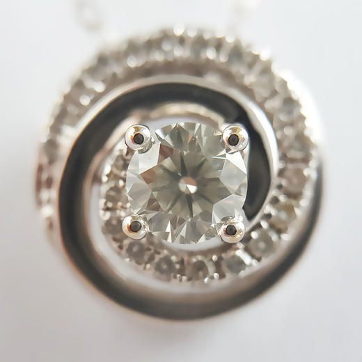 【天然正品】周大福（ENZO）AU750白金时尚经典0.30克拉钻石吊坠项链吊坠：10.3*11.1*7.4MM（皆取最大值）F-G -VS女士现售价：3380！270225TJ27 商品图2