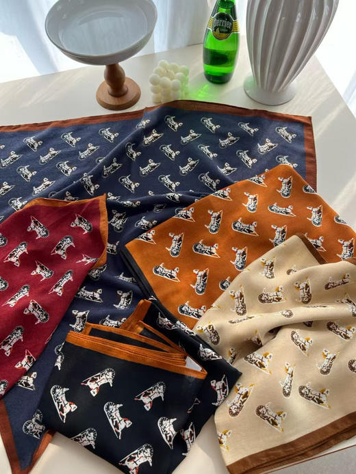 外贸大牌同款配色｜复古控必入的羊毛小方巾！
真丝+澳州水溶羊毛混纺｜软糯到像陷入到云朵里！
五个色，尺寸 70×70 商品图4