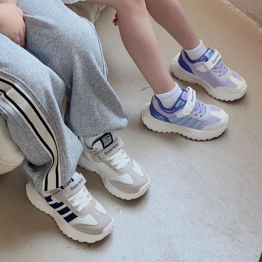 【舒适鞋服丨德尔惠 儿童春季鞋子】鞋底柔软弹性好，上脚透气不闷，整个鞋子都是轻量设计，上脚没有负担感，1/3处科学弯折，后跟加固设计，走路跑步不易累脚，日常出行，上学上体育课都能穿 商品图4