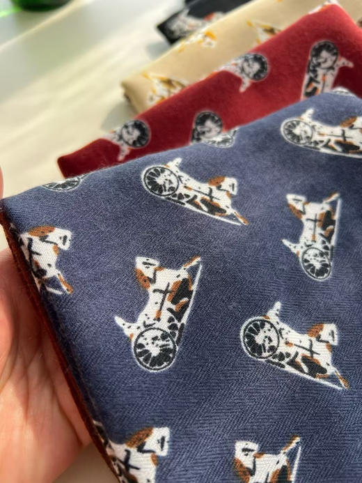 外贸大牌同款配色｜复古控必入的羊毛小方巾！
真丝+澳州水溶羊毛混纺｜软糯到像陷入到云朵里！
五个色，尺寸 70×70 商品图6