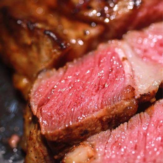 【帕莱农·澳洲原切小战斧牛排】澳洲安格斯黑牛谷饲200天，雪花纹路美到窒息，肉嫩到刀叉一碰就飚汁！ 一口下去，外皮焦脆，内里肉汁直接炸开！骨头边的肉筋带着奶香，越嚼越上瘾！ 商品图4