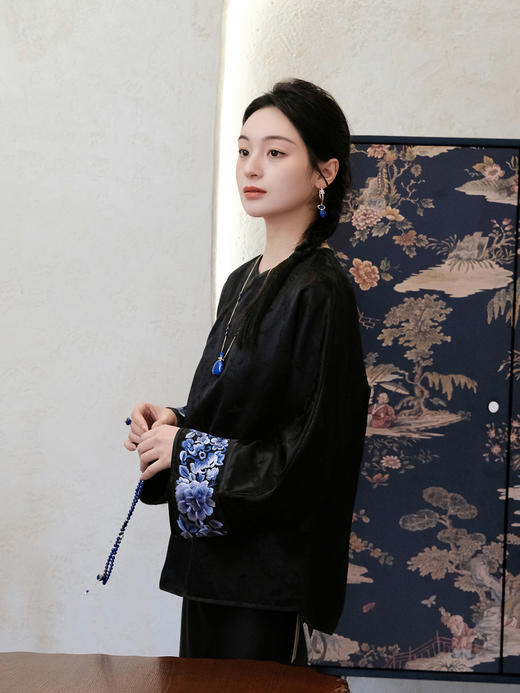 盛唐牡丹 |丝毛三蓝手推绣挽袖上衣-黑色(限量款-售完不补) 商品图4