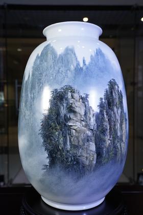 新彩《黄山烟云》赏瓶