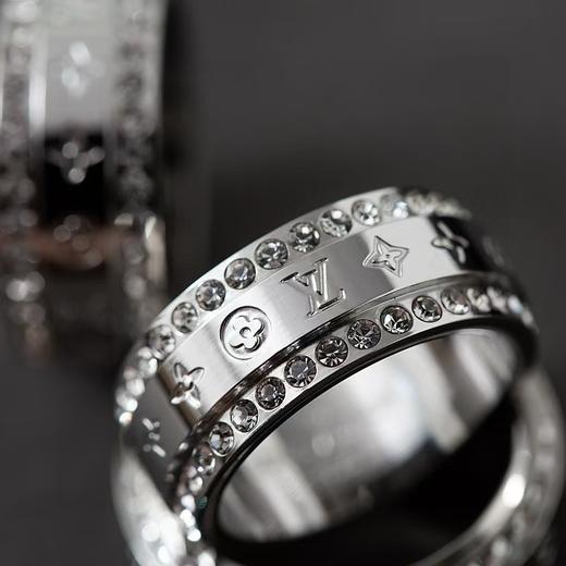 满天星戒指，情侣款，原版同款材质钛钢，重工又精美，纹理就是标志性logo 商品图1