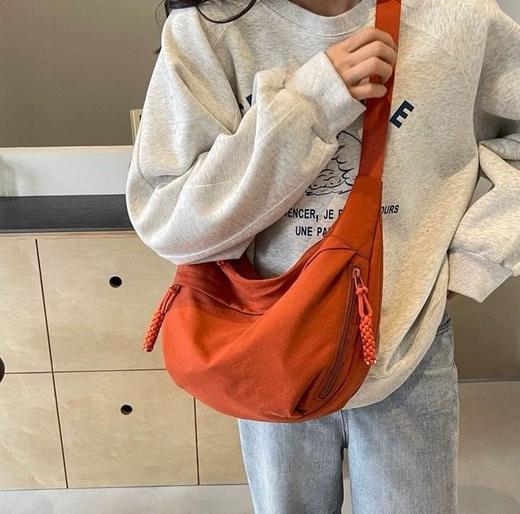 【任选2件99元】（男女同款，轻巧能装）Jacoponnus情侣简约风饺子包 商品图3