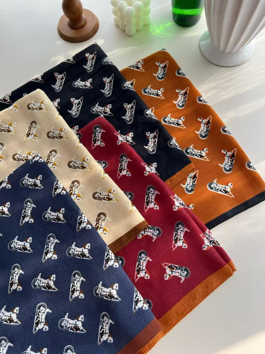 外贸大牌同款配色｜复古控必入的羊毛小方巾！
真丝+澳州水溶羊毛混纺｜软糯到像陷入到云朵里！
五个色，尺寸 70×70 商品图3