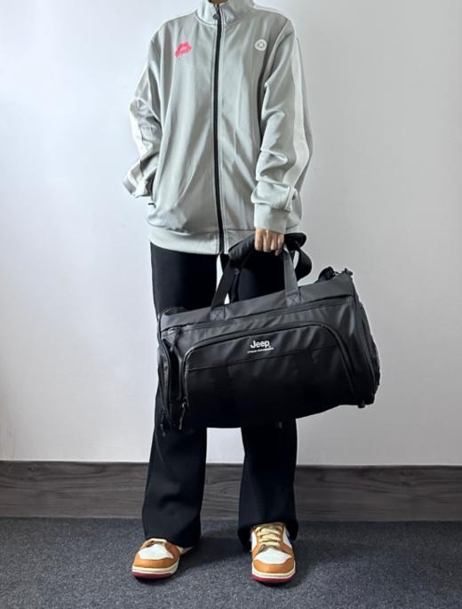 🌈健身党必入❗斩获TOP口碑榜的神级运动包来了！😎黑神话悟空同款【吉普·JEEP干湿分离健身包】💥炸裂登场，轻量化设计、出行无忧、减轻负担 轻松携带自由切换:手提/单肩/斜挎  商品图5