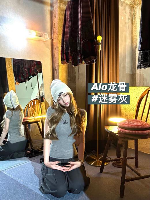 点此购买 Alo夏季女士多巴胺龙骨正肩短袖T恤 ggd 311790 商品图9