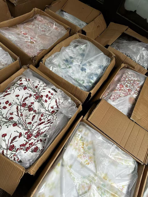 原单正品拉夫劳伦100%纯棉毛巾。花色20多个，好多都没拍到的，每个都好看，美美的田园风风格。尺寸72×42
全部原箱卖完无补！拼手速
官网售价26.99美金一条，现特价69四条包邮，颜色随机 商品图3