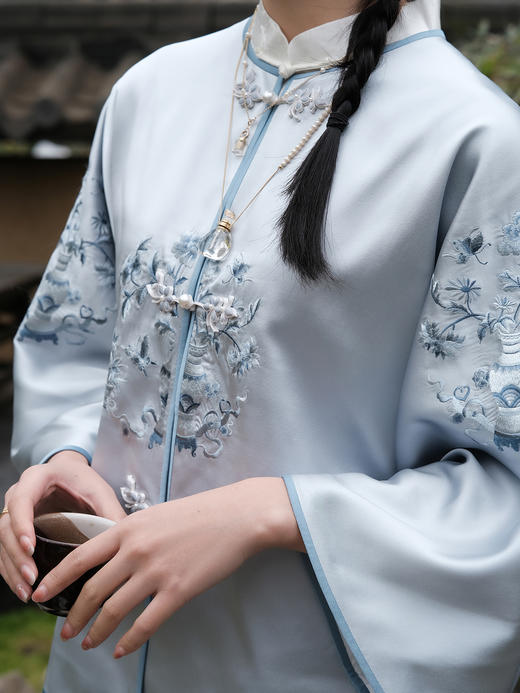 盛唐牡丹 |吉祥宝瓶团纹对襟外套-月白蓝 商品图2