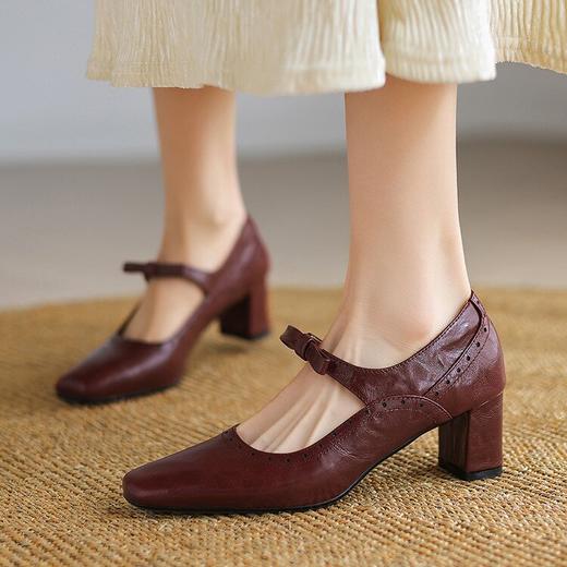 【预售5天】春季头层羊皮一字带甜美蝴蝶结显瘦舒适粗跟韩版小方头单鞋DJ&GY8777 商品图1