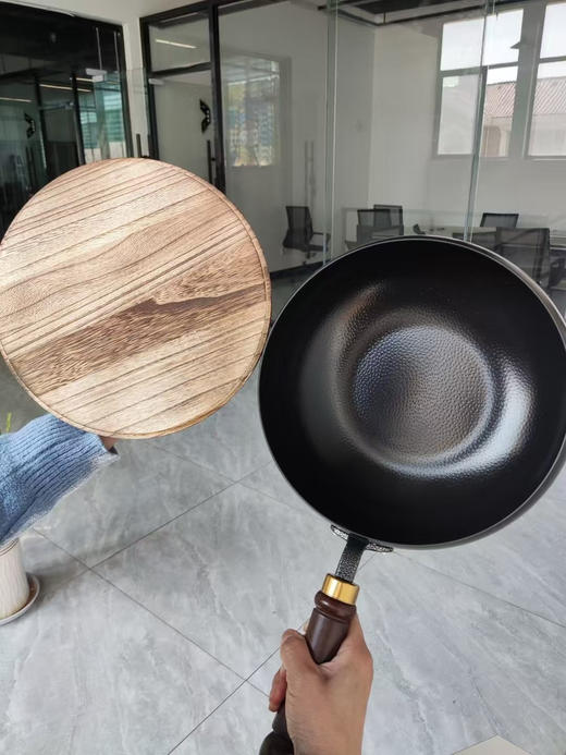 【一锤好铁大肚锅】12小时窒化工艺 无生锈烦恼 锅重1.3kg 无需开锅 到手清洗一下即可用 
两个尺寸，24cm特价79元，28cm特价99
原价都要200➕，数量不多 商品图10