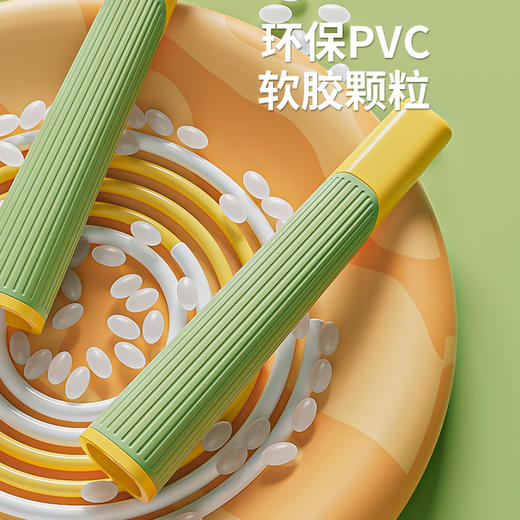 【运动休闲丨分段式竞速跳绳】环保pvc软胶颗粒材质，手柄是防滑纹理，上粗下细减少风阻，手心有足够空间，跳的更快更省力。流线绳体轻盈不易缠绕，可根据身高自由调节绳长 商品图4