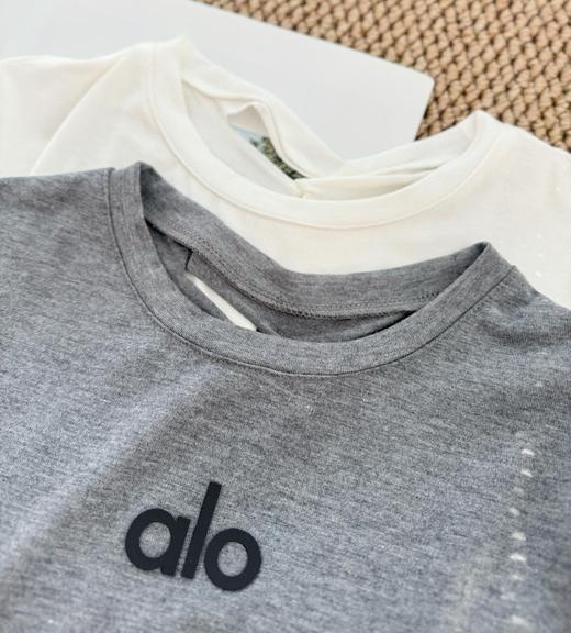 点此购买 Alo夏季女士多巴胺龙骨正肩短袖T恤 ggd 311790 商品图14