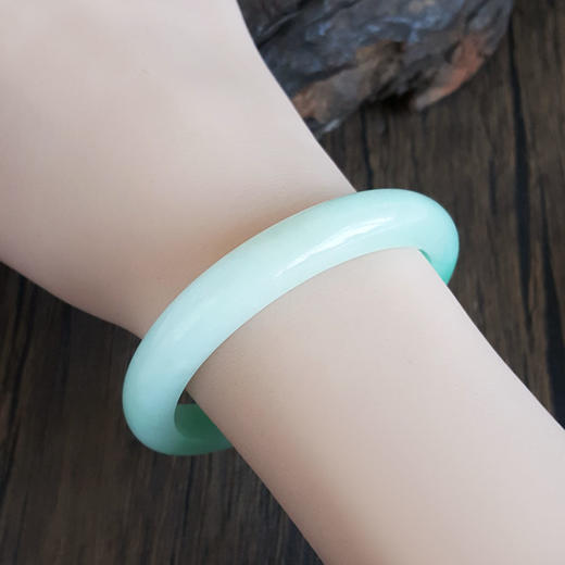 【天然正品】收藏级天然细腻无纹裂糯种白底飘阳绿56.5号翡翠手镯女士现售价：12800！130325AH33 商品图8