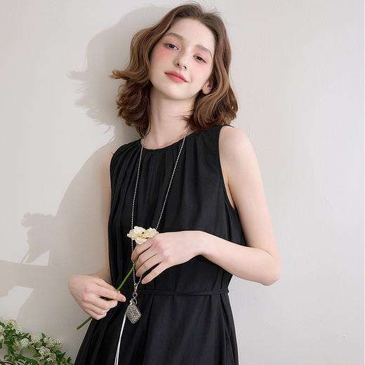 西遇无袖背心连衣裙女新款法式通勤风黑色a字收腰长裙D0050493 商品图2