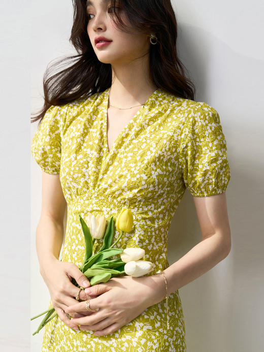 褶皱肌理小碎花V领连衣裙，美到犯规温柔到骨子里的氛围感穿搭~ 商品图7